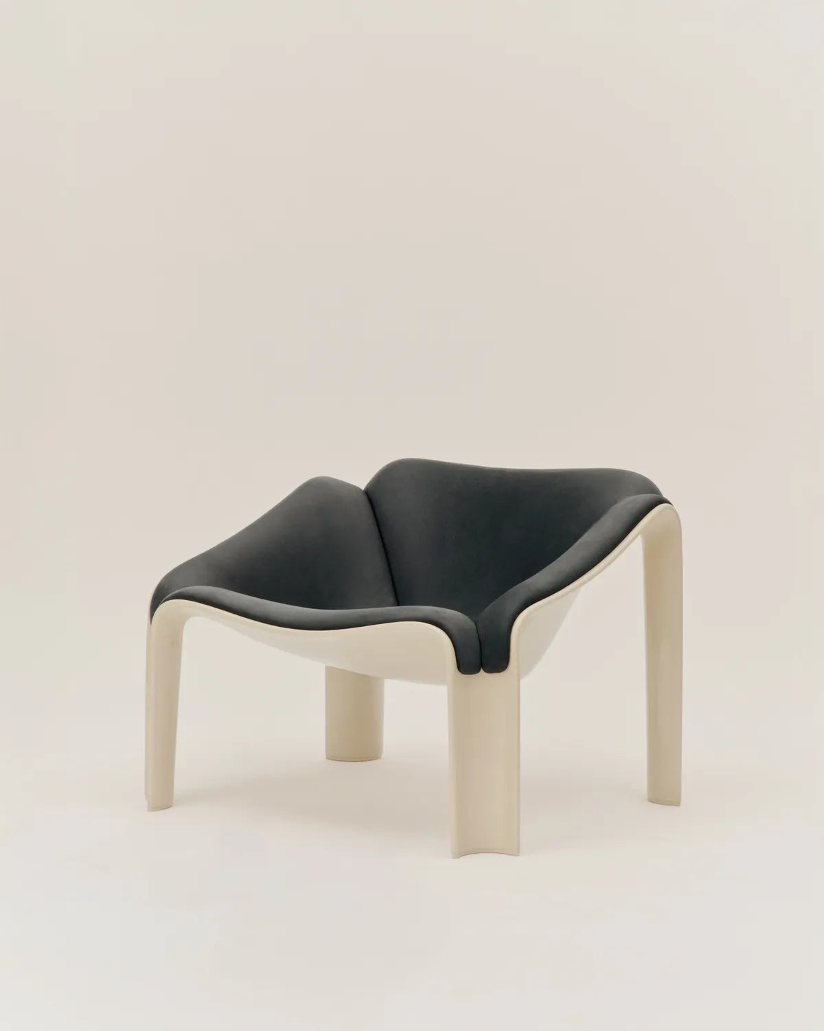 F300 LOUNGE CHAIR / GUBI X Pierre Paulin black leather/beige