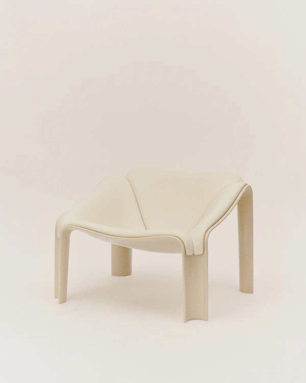 F300 LOUNGE CHAIR / GUBI X Pierre Paulin white leather/beige