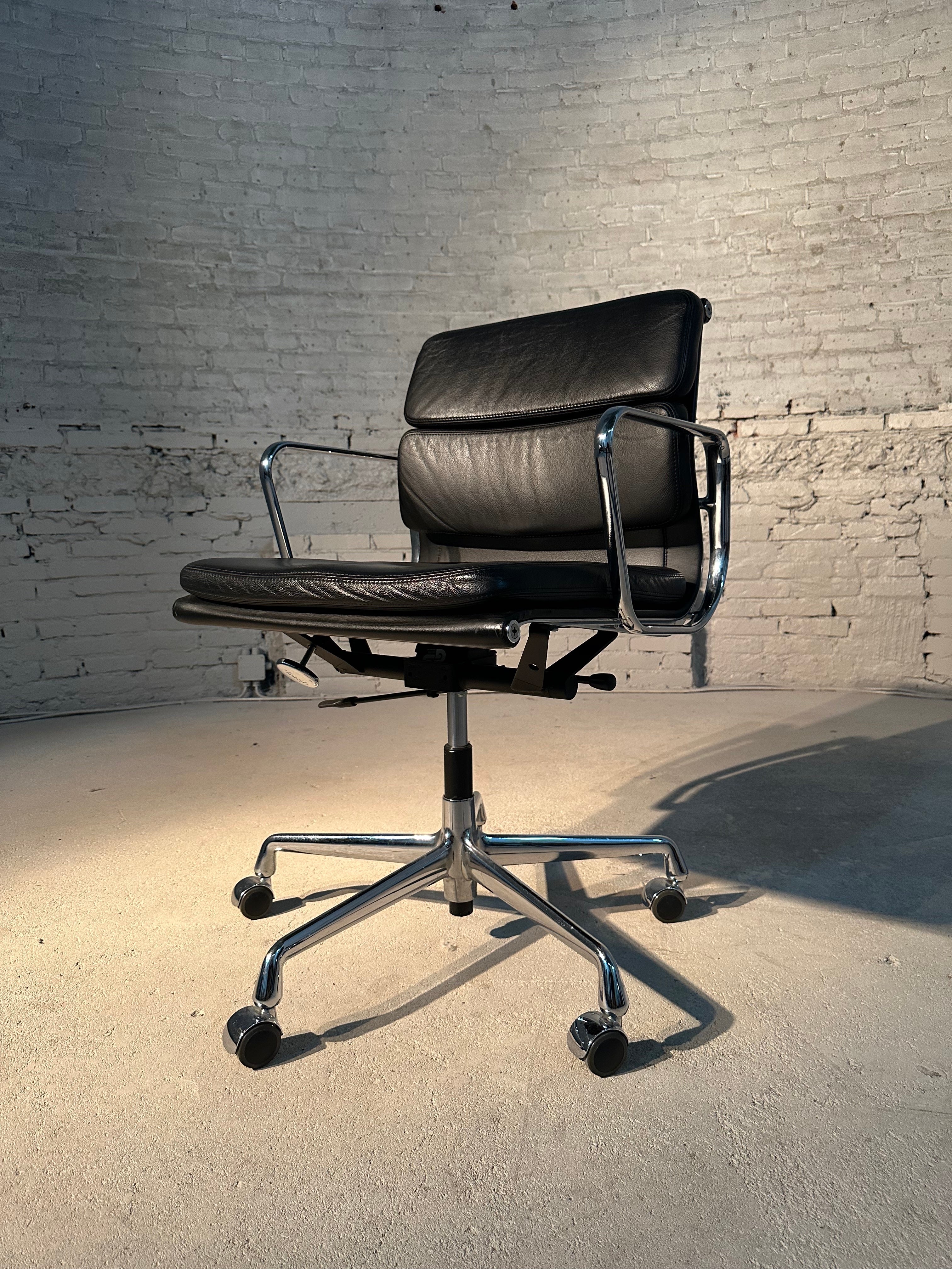 EA 217 Office Chair designed by Charles & Ray Eames, made by Herman Miller