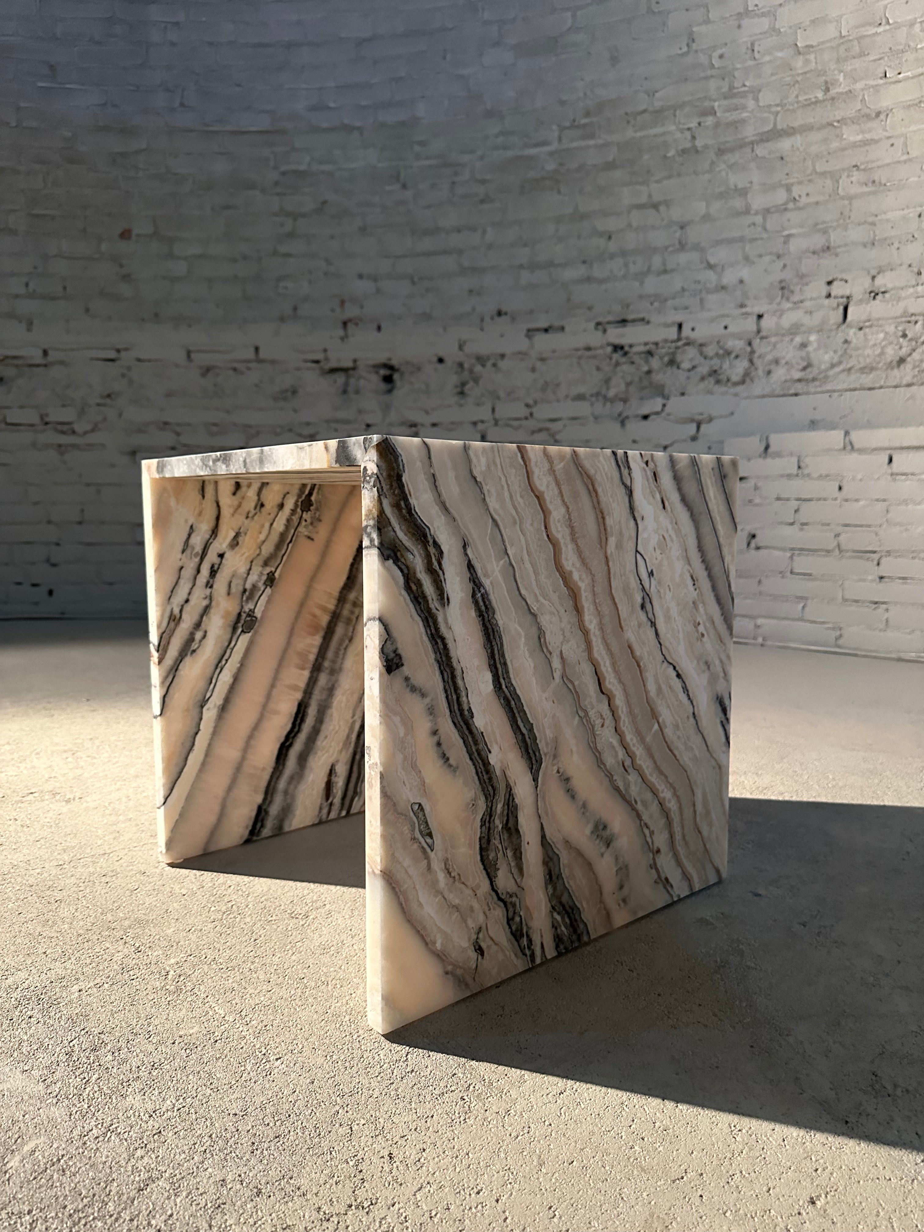 Desert Linea Onyx Side Table 'Nero'
