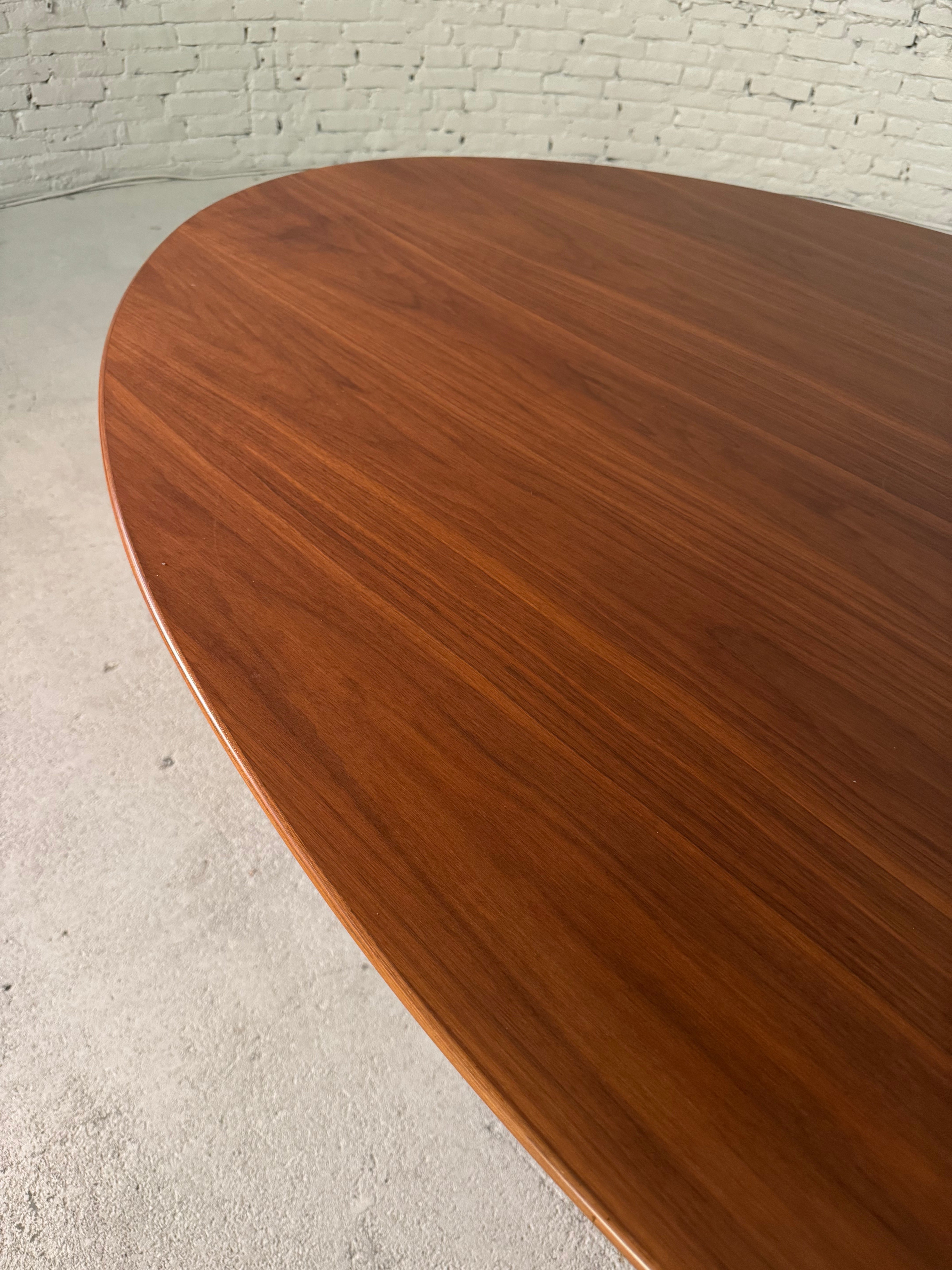 Tulip Table / Knoll