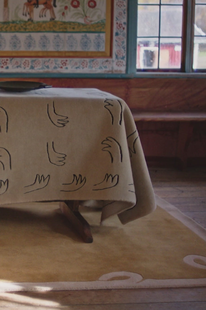 Load video: All hands Beige By Giancarlo Valle