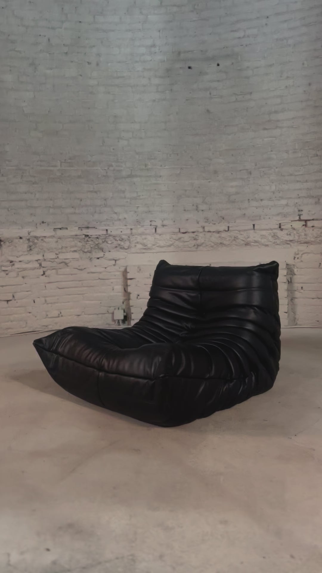 Load video: Togo 1-seater by Michel Ducaroy for Ligne Roset All Black
