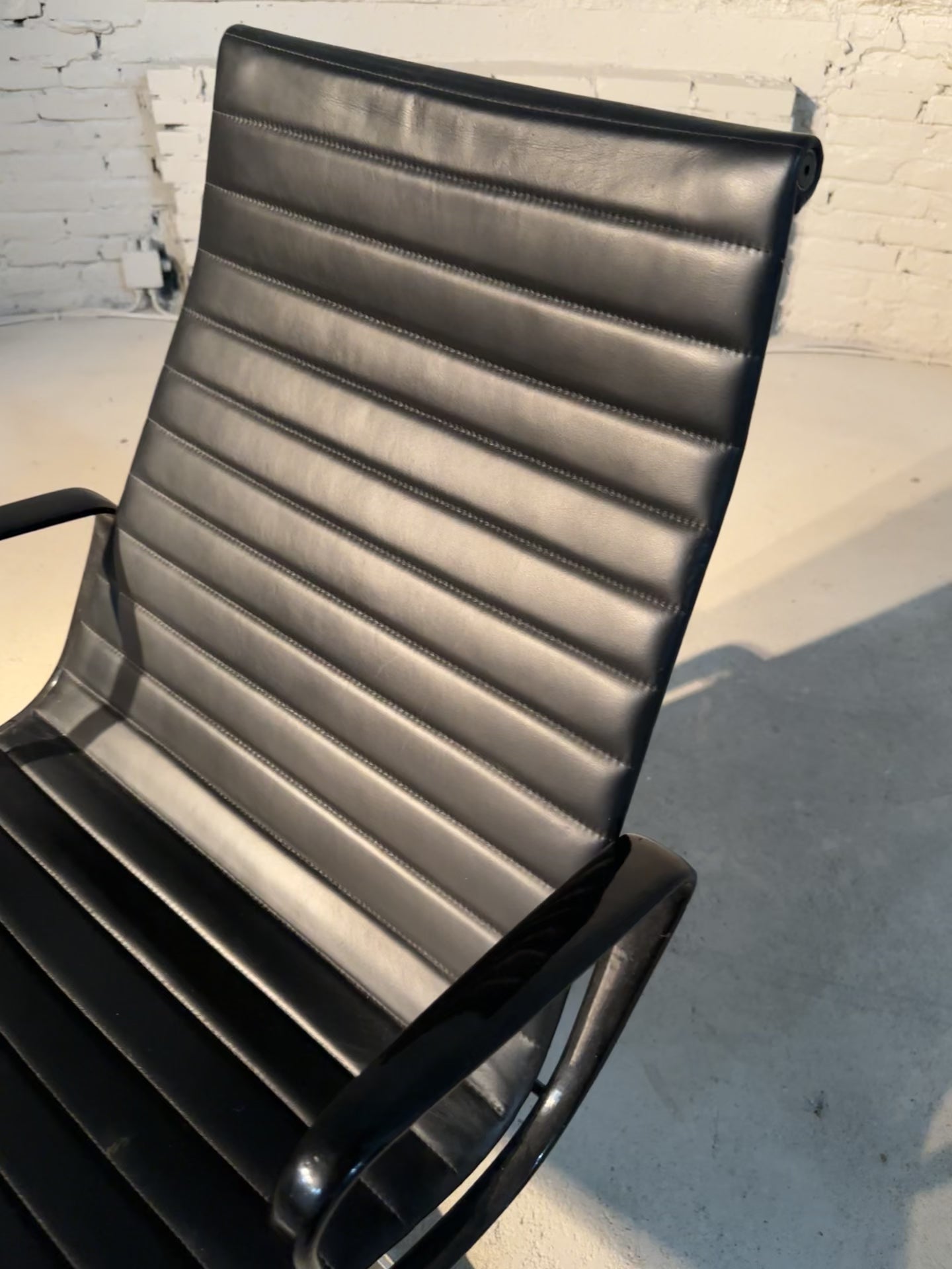 Load video: EA 116 Aluminum Chair by Eames for Fehlbaum Herman Miller
