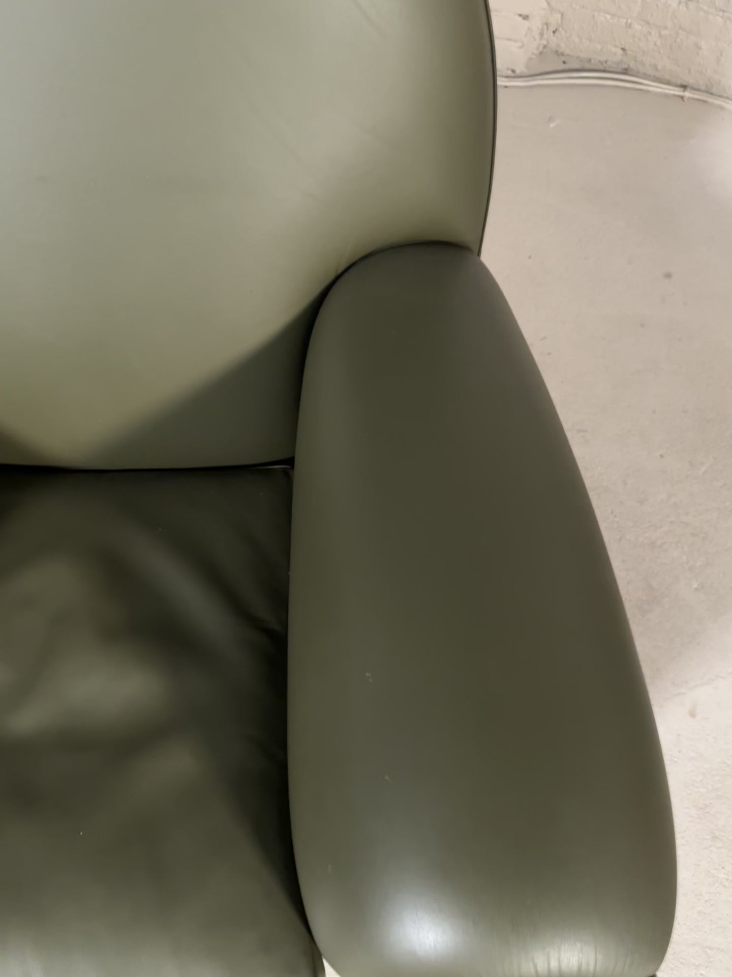 Load video: Poltrana Frau Vanity Fair XC Armchair
