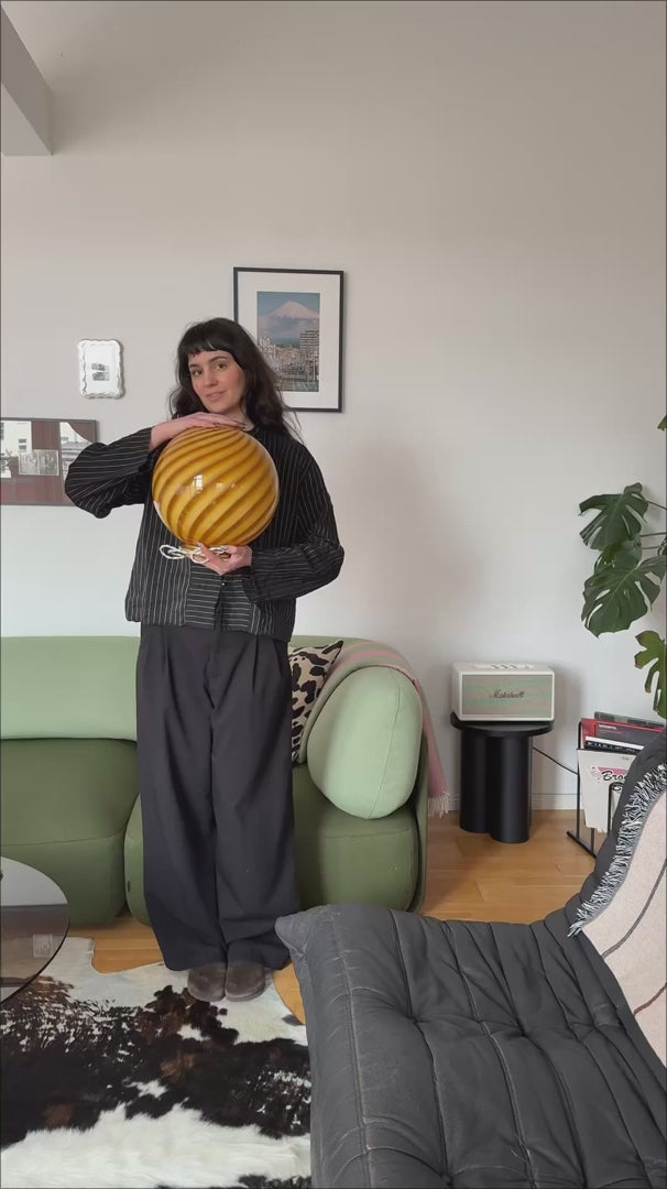 Load video: Murano Swirl tablelamp - amber / orange