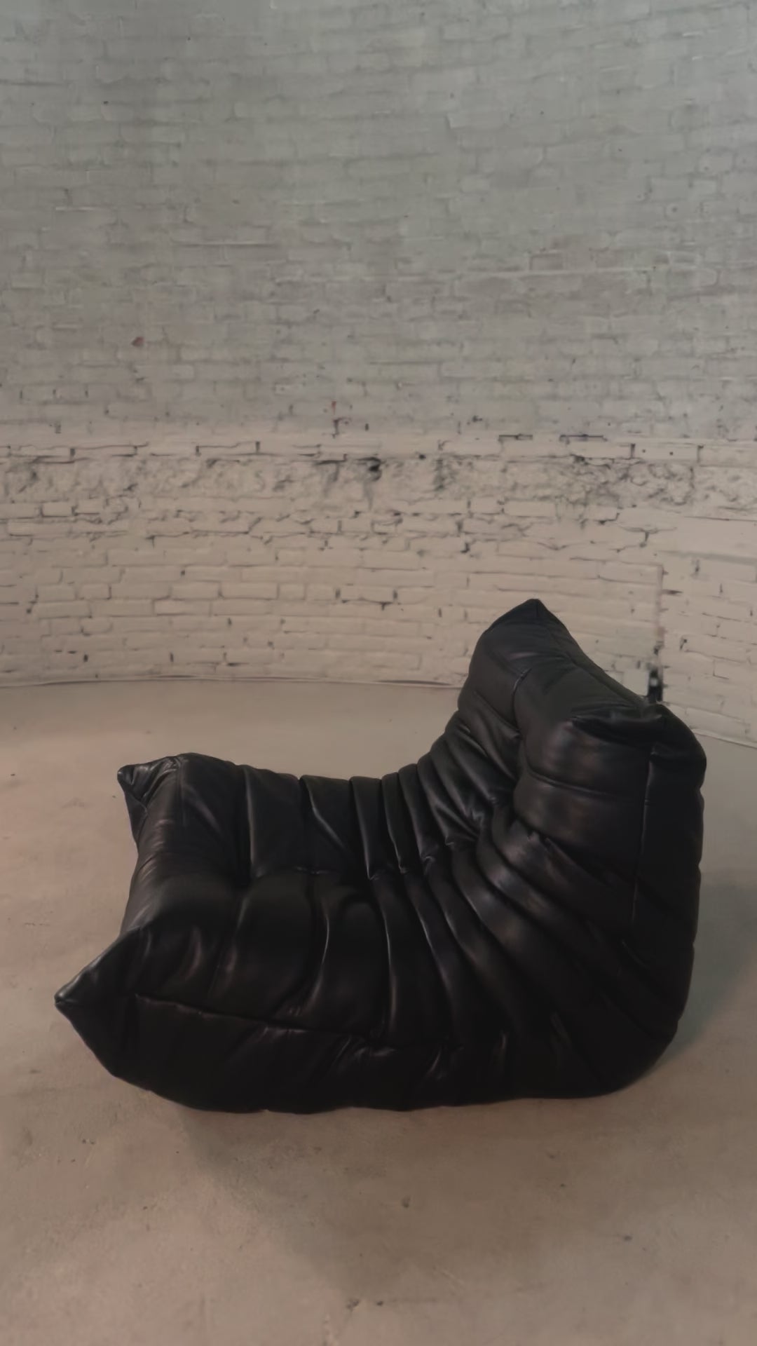 Load video: Togo 1-seater by Michel Ducaroy for Ligne Roset All Black