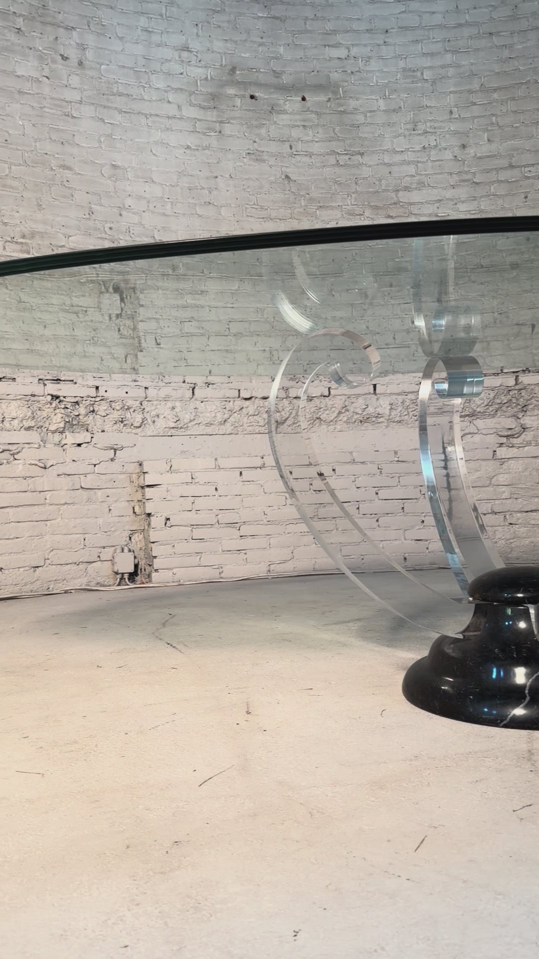Load video: glazen ovale tafel