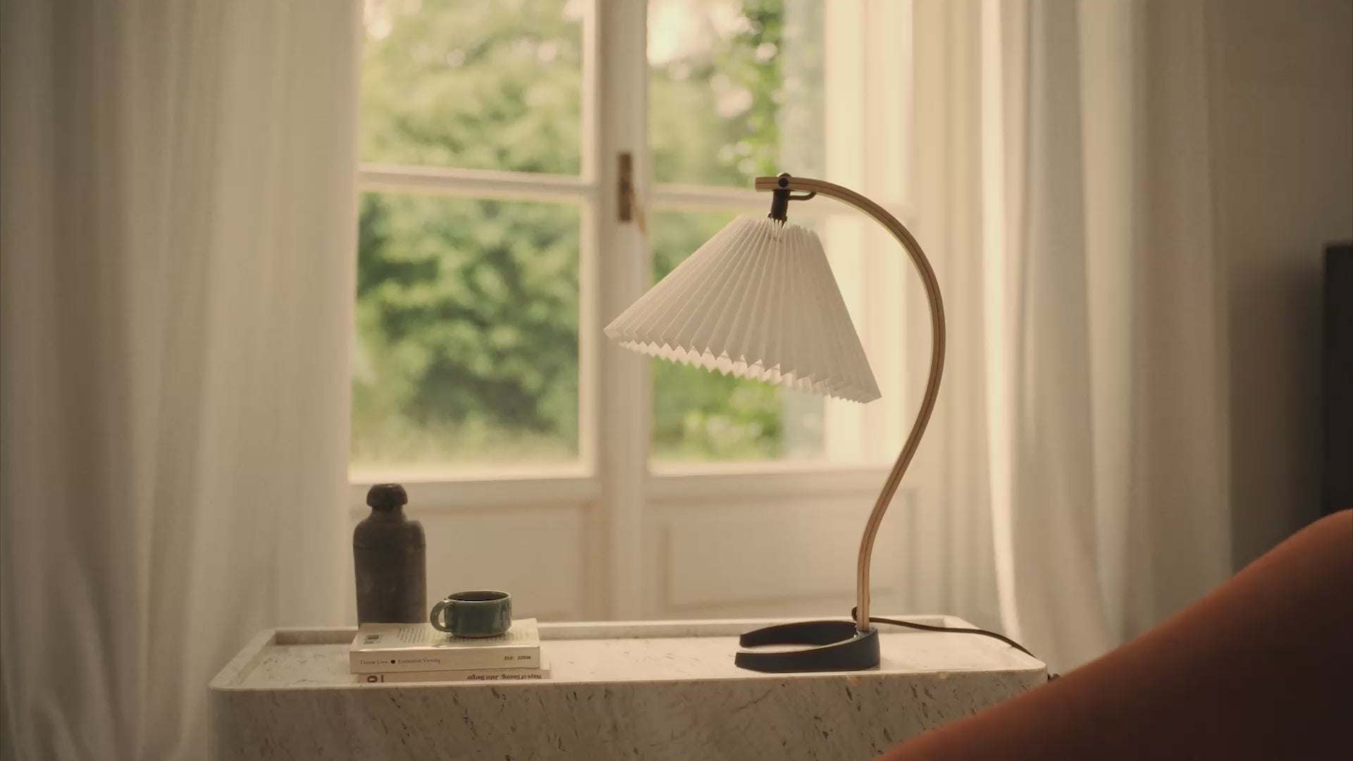 Load video: Timberline Table Lamp by Mads Caprani